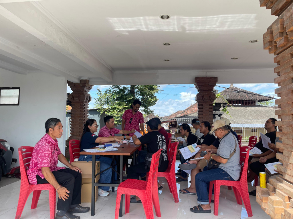 Kegiatan Penyerahan dan Penandatanganan Buku Tabungan Bank BPD Bali di Desa Dalung 